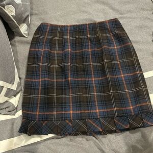 Classic trendy plaid style Cabi skirt